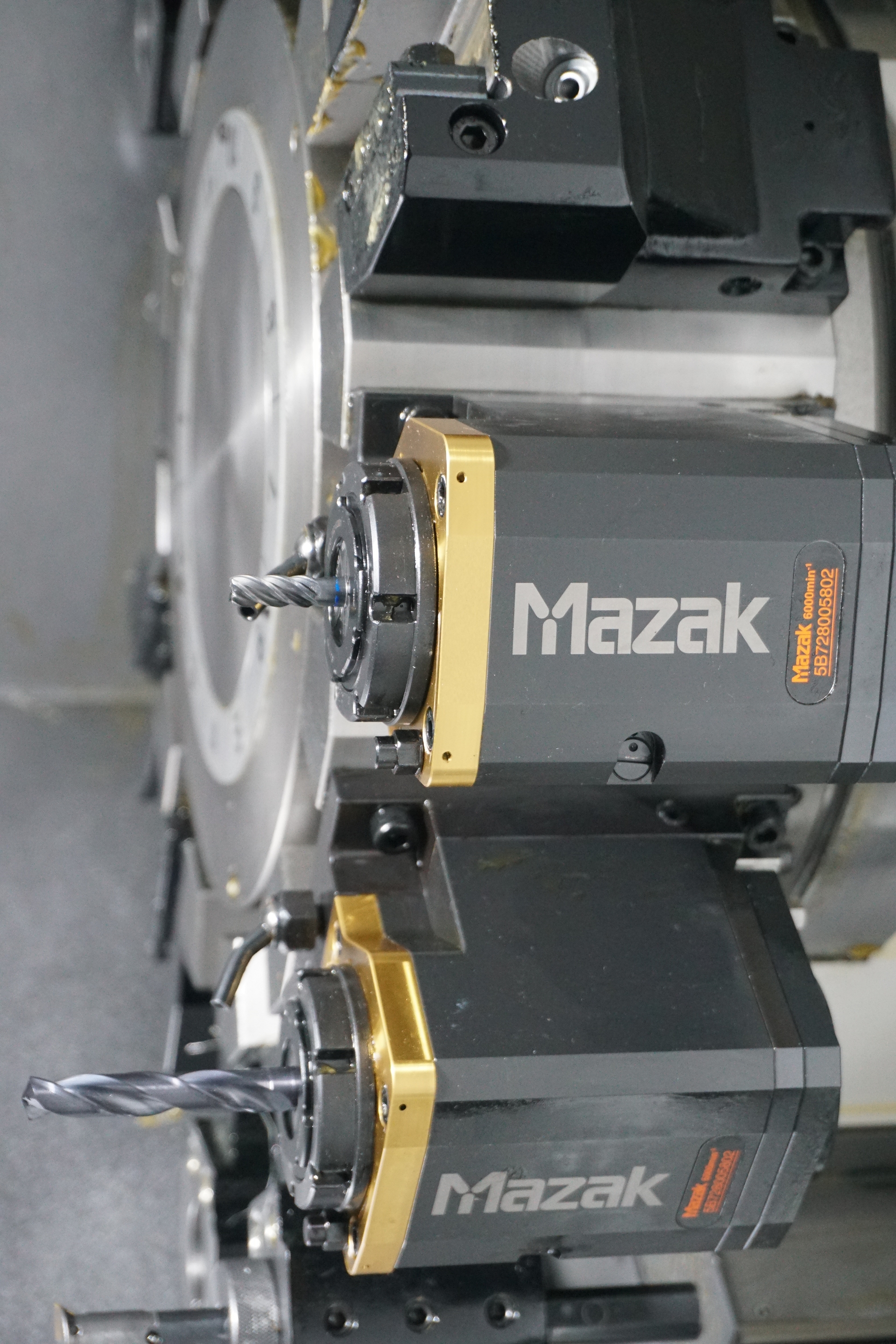 Met twee identieke CNC-draaimachines van Mazak, kunnen ze de houders  voor aangedreven gereedschappen uitwisselen.